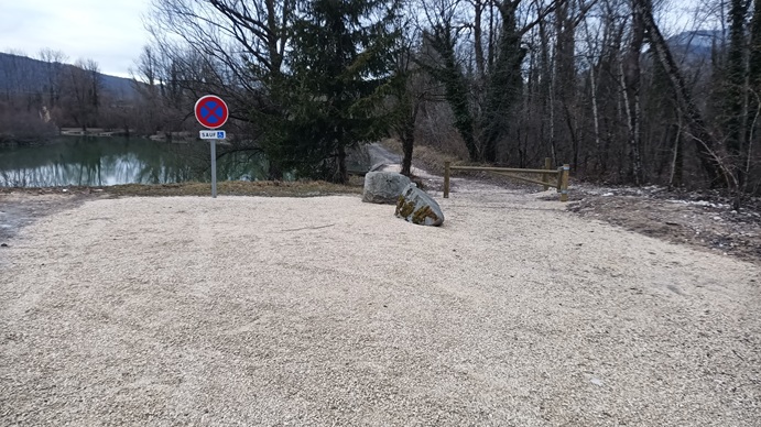 Place de parking PMR au plan d'eau du Sauget